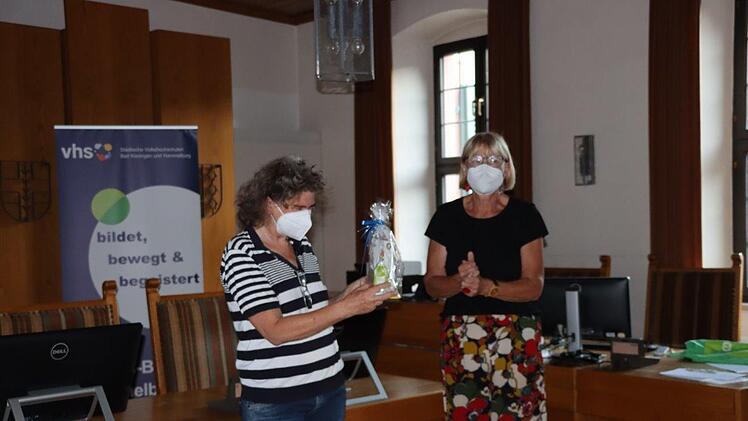 Annemarie Fell, Sprecherin der Steuerungsgruppe Fairtrade Town Hammelburg bedankt sich für den  Vortrag, bei dem alles "so logisch rüberkomme", mit einem Geschenk aus dem Weltladen.