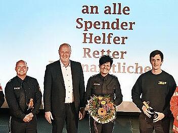 Bürgermeister Gerald Brehm bedankt sich bei den Hilfskräften Polizei, Freiwillige Feuerwehr, Bayerisches Rotes Kreuz, Technisches Hilfswerk für die engagierte Fluthilfe.