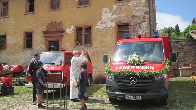 Dekan Ewald Bahn segnete das neue Fahrzeug und empfahl Menschen und Material in Gottes H&auml;nde.  Foto: Winfried Ehling