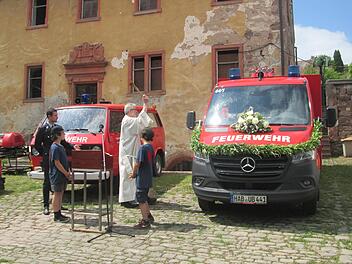 Dekan Ewald Bahn segnete das neue Fahrzeug und empfahl Menschen und Material in Gottes Hände.  Foto: Winfried Ehling