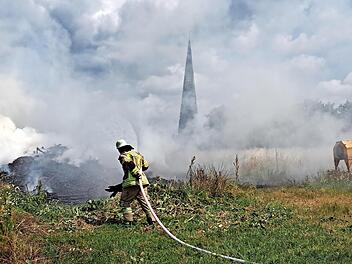 Dichter Qualm bildete sich durch einen Schwelbrand an einer Gärtnerei in Lichtenfels.