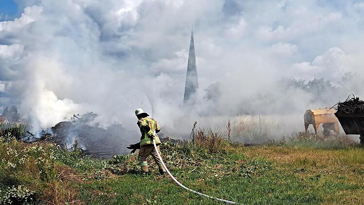 Dichter Qualm bildete sich durch einen Schwelbrand an einer Gärtnerei in Lichtenfels.