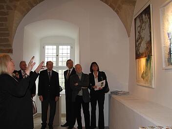 Brigitte Bailer (links) zeigt ihre großformatigen Bilder im Museum Kloster Banz.  Foto: Gerda Völk
