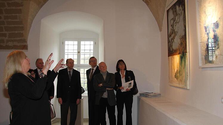 Brigitte Bailer (links) zeigt ihre großformatigen Bilder im Museum Kloster Banz.  Foto: Gerda Völk