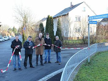 Gaben am Mantag die sanierten Straßenzüge offiziell frei, von links: Robert Ruß, Jürgen Ganzmann, Gerald Brehm, Georg Schreiber und Günter Hartmann.  Foto: Andreas Dorsch