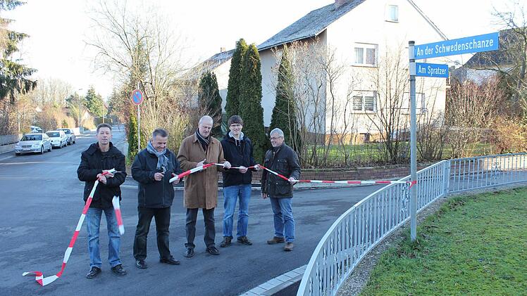Gaben am Mantag die sanierten Straßenzüge offiziell frei, von links: Robert Ruß, Jürgen Ganzmann, Gerald Brehm, Georg Schreiber und Günter Hartmann.  Foto: Andreas Dorsch