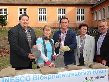 Zufriedene Mienen: Die Verantwortlichen des Rhöniversums freuen sich über die gesteigerten Übernachtungszahlen. Wegen der Nachfrage sollen nun neue Module entwickelt werden. Foto: Archiv