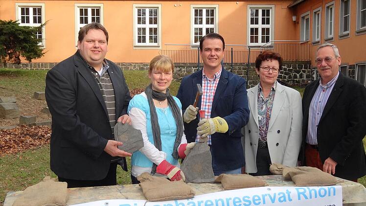 Zufriedene Mienen: Die Verantwortlichen des Rhöniversums freuen sich über die gesteigerten Übernachtungszahlen. Wegen der Nachfrage sollen nun neue Module entwickelt werden. Foto: Archiv