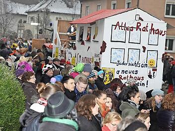 Da rollt es dahin, das alte Buttenheimer Rathaus. Die Feuerwehr meint, "a neues muss sein". Fotos: Rudolf Mader