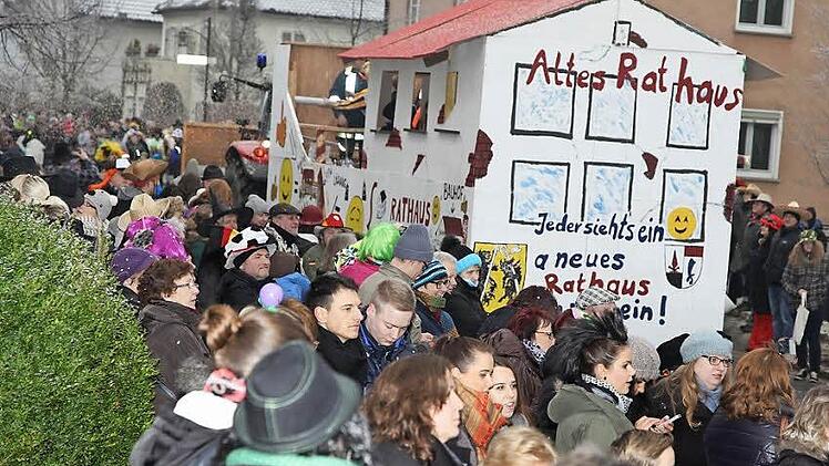 Da rollt es dahin, das alte Buttenheimer Rathaus. Die Feuerwehr meint, "a neues muss sein". Fotos: Rudolf Mader
