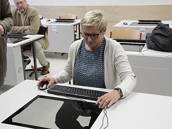 Vizelandrätin Rosi Kraus (CSU) nimmt Platz im Computerraum des Ebermannstadter Gymnasiums. Foto: Josef Hofbauer