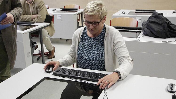 Vizelandrätin Rosi Kraus (CSU) nimmt Platz im Computerraum des Ebermannstadter Gymnasiums. Foto: Josef Hofbauer
