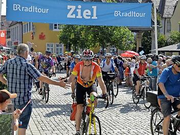 Viele der Fahrradfahrer der BR-Radltour dürften wegen der Hitze über die Ankunft auf dem Marktplatz in Höchstadt sehr froh gewesen sein.  Foto: Ronald Rinklef
