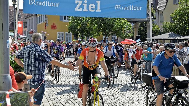 Viele der Fahrradfahrer der BR-Radltour dürften wegen der Hitze über die Ankunft auf dem Marktplatz in Höchstadt sehr froh gewesen sein.  Foto: Ronald Rinklef
