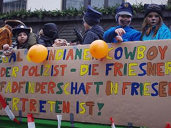 Die Friesener Pfadfinder auf ihrem bunten MotivwagenFoto: Heike Schülein