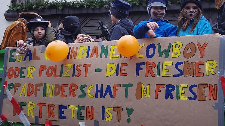 Die Friesener Pfadfinder auf ihrem bunten MotivwagenFoto: Heike Schülein