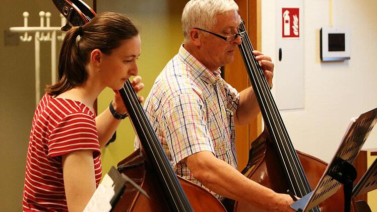Intensiv bereitet sich das Orchester der "Musikfreunde Neustadt" auf sein Open-Air-Konzert am Sonntag (3. Juli) im Freibad vor.Foto: Jochen Berger
