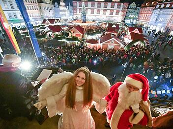 Das Coburger Christkind Femke eröffnete gemeinsam mit OB Norbert Tessmer (links) und dem Nikolaus den Coburger Weihnachtsmarkt. Fotos: Ronald Rinklef