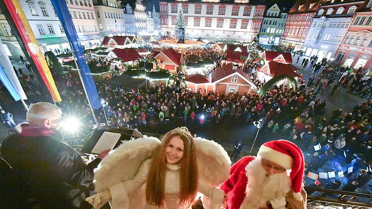 Das Coburger Christkind Femke eröffnete gemeinsam mit OB Norbert Tessmer (links) und dem Nikolaus den Coburger Weihnachtsmarkt. Fotos: Ronald Rinklef