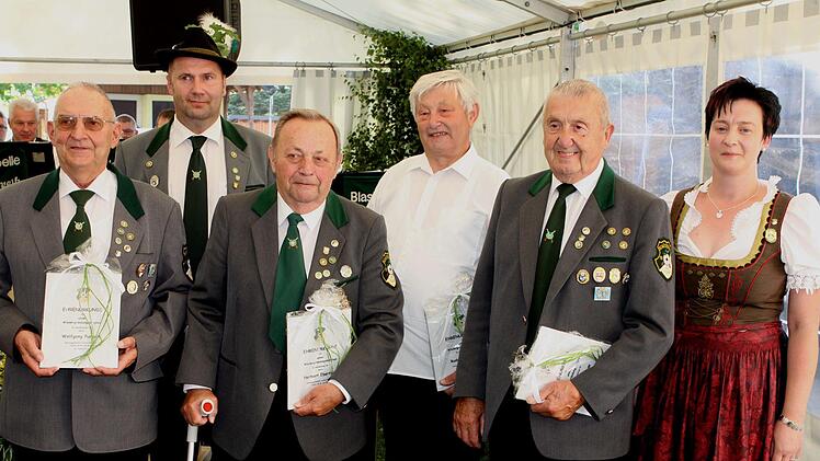 Die vier Wiedergründungsmitglieder (v.l.) Wolfgang Punzelt, Herbert Förtsch, Rudolf Wachter und Anton Daum wurden durch Vorsitzende Tatjana Daum (rechts) und Sportleiter Klaus Daum (2 v.l.) ausgezeichnet.