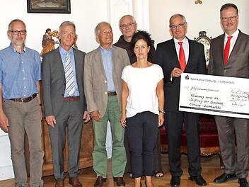 Die Sparkassenstiftung unterstützt sechs Einrichtungen aus dem Raum Coburg und Lichtenfels mit einer Spende von insgesamt 25 000 Euro. Stiftungsvorsitzender Martin Faber und Sparkassendirektor Roland Vogel (2. und 3. von rechts) bei der Spendenübergabe Foto: Gerda Völk