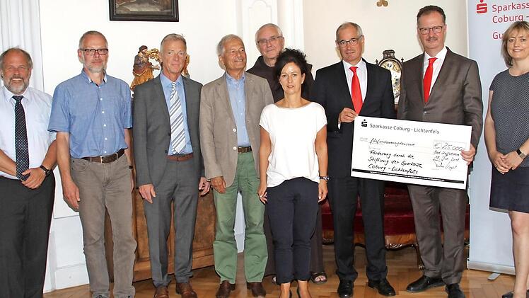 Die Sparkassenstiftung unterstützt sechs Einrichtungen aus dem Raum Coburg und Lichtenfels mit einer Spende von insgesamt 25 000 Euro. Stiftungsvorsitzender Martin Faber und Sparkassendirektor Roland Vogel (2. und 3. von rechts) bei der Spendenübergabe Foto: Gerda Völk