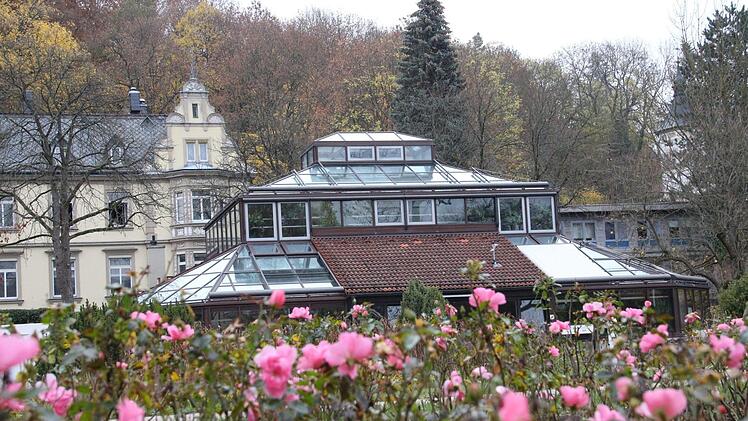 Davor die letzten Rosenblüten.  Foto: Simone Bastian