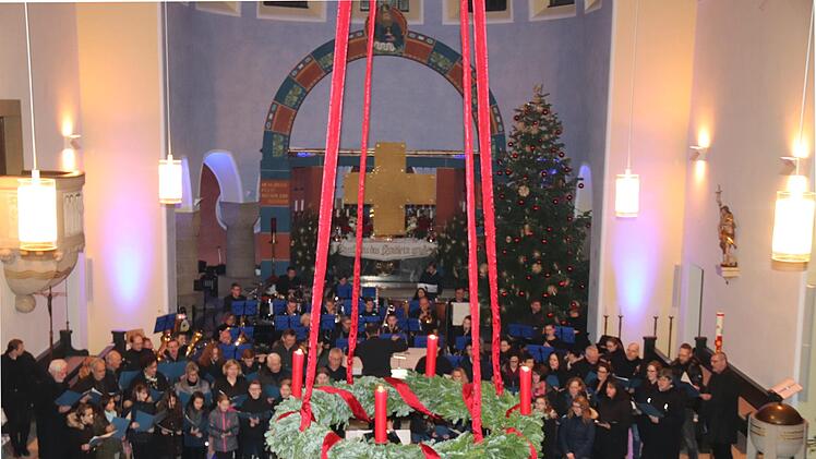 Blick von oben auf den Chor Foto: Johanna Blum