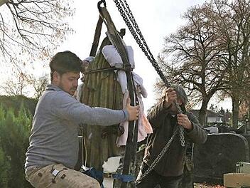 Die Stengel-Madonna wird im Staffelsteiner Friedhof abmontiert.