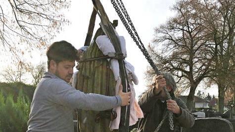 Die Stengel-Madonna wird im Staffelsteiner Friedhof abmontiert.