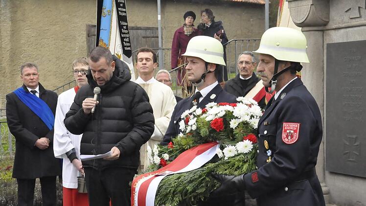 Kranzniederlegung zu Allerheiligen am Kriegerdenkmal in Reiterswiesen. Foto: Peter Klopf