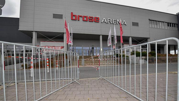 Eingangsschleusen weisen den Zuschauern den Weg zur Halle. Jede Tribüne hat einen eigenen Einlass. Foto: Ronald Rinklef