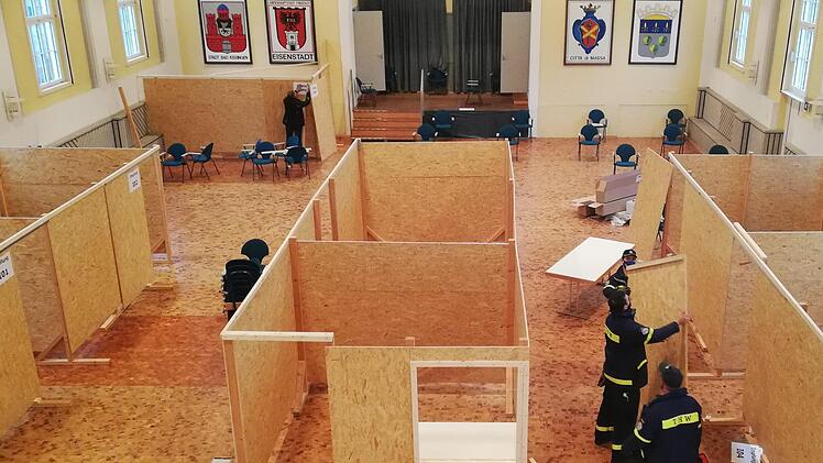 Mitarbeiter des Technischen Hilfswerks bauten am 10. Dezember die Beratungs- und Impfkabinen im Tattersall auf. Am 14. Dezember wurde das Impfzentrum fertig.  Archiv Sigismund von Dobschütz