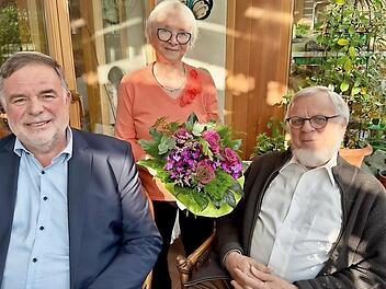 Bürgermeister Karl-Heinz Hertlein (links) gratulierte Johanna Rath und Günter Rath zur Diamantenen Hochzeit.