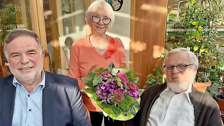 Bürgermeister Karl-Heinz Hertlein (links) gratulierte Johanna Rath und Günter Rath zur Diamantenen Hochzeit.