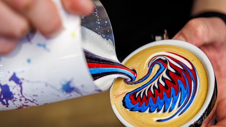 Cappuccino-Kunst im Bayreuther Café '8tto Grammi': Van Gogh aus Milchschaum