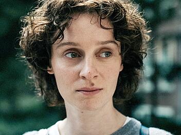 Etty (Julia Windischbauer) lebt in Amsterdam und will Schriftstellerin werden. Allerdings macht die Nazi-Diktatur das Leben der hochtalentierten jungen J&uuml;din immer schwieriger. Seriensch&ouml;pfer Hagai Levi ("BeTipul", "The Affair") verlegte die wahre Geschichte der Etty Hillesum in die Gegenwart. Ein verst&ouml;render, aber genialer Schachzug.