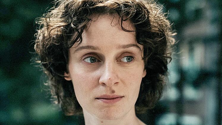 Etty (Julia Windischbauer) lebt in Amsterdam und will Schriftstellerin werden. Allerdings macht die Nazi-Diktatur das Leben der hochtalentierten jungen J&uuml;din immer schwieriger. Seriensch&ouml;pfer Hagai Levi ("BeTipul", "The Affair") verlegte die wahre Geschichte der Etty Hillesum in die Gegenwart. Ein verst&ouml;render, aber genialer Schachzug.
