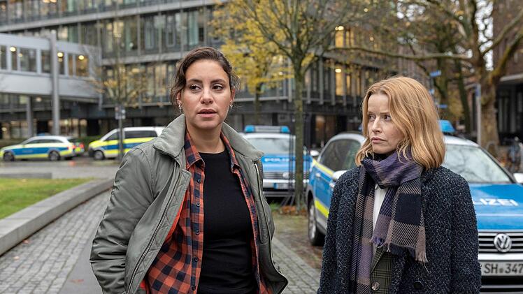 Mila Sahin (Almila Bagriacik, links) und Kriminalpsychologin Elli Krieger (Karoline Schuch) arbeiten in diesem Zweiteiler doch noch zusammen. Und wie! Nur muss man daf&uuml;r ziemlich lange warten in diesem zweimal 90 Minuten langen Fall. Doch - es lohnt sich. Das Finale des Zweiteilers ist fast schon furios.