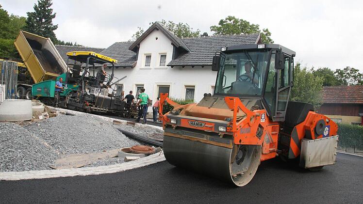Mit riesigen Maschinen wird die erste Asphaltschicht aufgebracht, das Schlimmste ist schon geschafft. Fotos: Sonja Adam