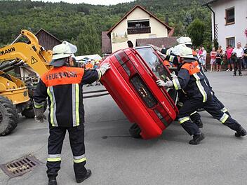 Die Feuerwehrleute aus Oberleinleiter zerlegten ein Auto. Fotos: Wolf