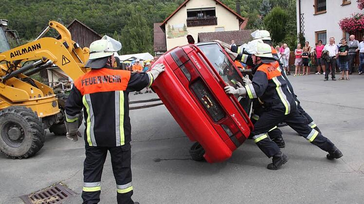 Die Feuerwehrleute aus Oberleinleiter zerlegten ein Auto. Fotos: Wolf