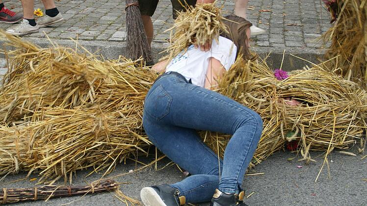 Fußballerin Marina Hirt war nicht schnell genug, der Strohbären-Attacke zu entkommen