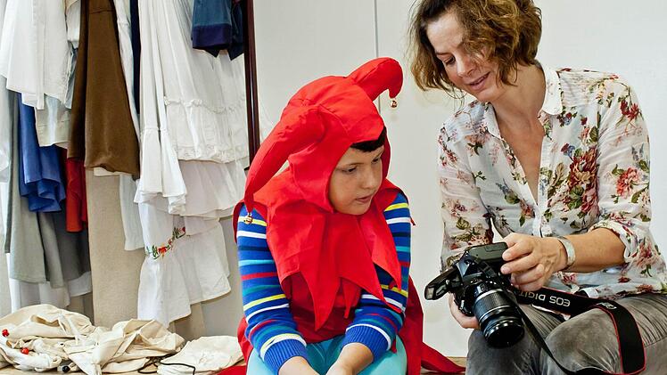 Isa begutachtet mit Carmen Schmidt das Ergebnis des Foto-Shootings Foto: Jochen Berger