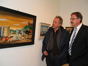 Karl-Heinz Greim, Vorsitzender des Kunstvereins, und Bürgermeister Stefan Schaffranek vor einem Kulmbach-Bild von Manfred Stopfer.