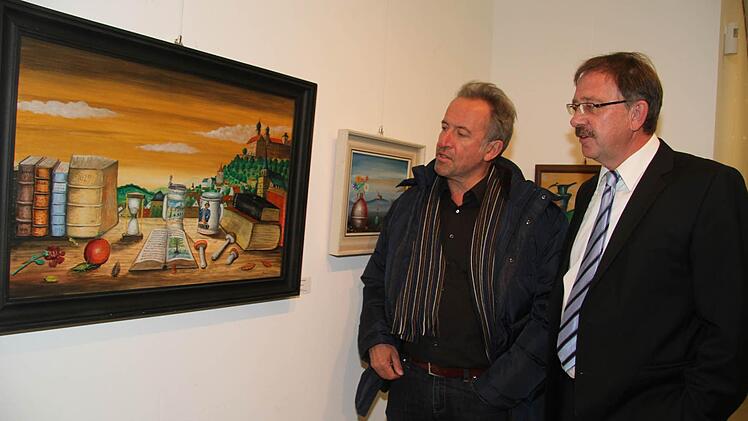 Karl-Heinz Greim, Vorsitzender des Kunstvereins, und Bürgermeister Stefan Schaffranek vor einem Kulmbach-Bild von Manfred Stopfer.