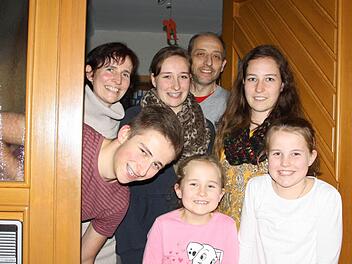 Selbst ohne die Söhne Patrick und Pascal empfangen einen noch sieben Lindwurms: (hinten, von links) Mutter Anita, Selina, Vater Dieter und Sophia sowie (vorne) Julian, Amelie und Marie. Foto: Ralf Ruppert