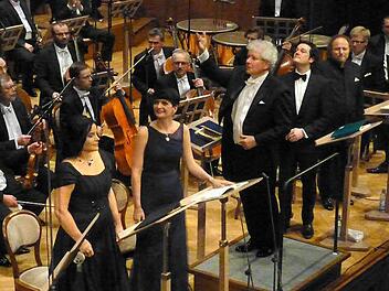 Nach einer arbeitsreichen Aufführung: Genia Kühmeier, Marianne Crebassa, Jiri Belolahvek, Arturo Chacon-Cruz und Daniel Kotlinski. Foto: Ahnert