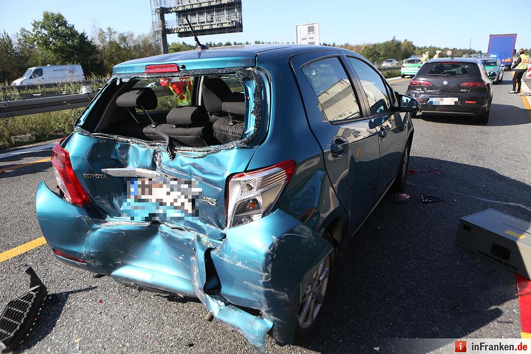 Lkw rast in Stauende - Eine Tote, sieben Verletzte