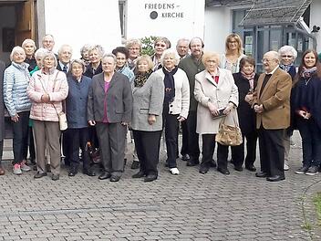 Zahlreiche ältere Christen unterschiedliche Jahrgänge feierten in der Bad Brückenauer Friedenskirche ihre Jubelkonfirmation. Pfarrer Gerd Kirchner (rechts) zog in seiner Predigt mit Blick auf die Erntedankzeit etliche Parallelen zwischen Mensch und Natur.  Foto: Rolf Pralle